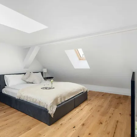 Апартаменты Stylish Studio Near The Market Square Poznan Garbary 62 By Heyrent Познань