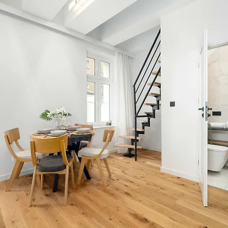 Stylish Studio Near The Market Square Poznan Garbary 62 By Heyrent * Познань
